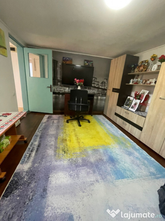 Casă cu 3 camere, garaj și curte spațioasă – zona Giul
