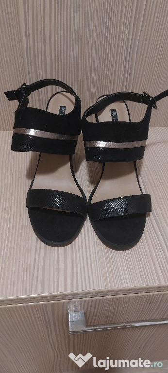 Sandale elegante noi, de culoare neagru cu elemente aurii, masura 39
