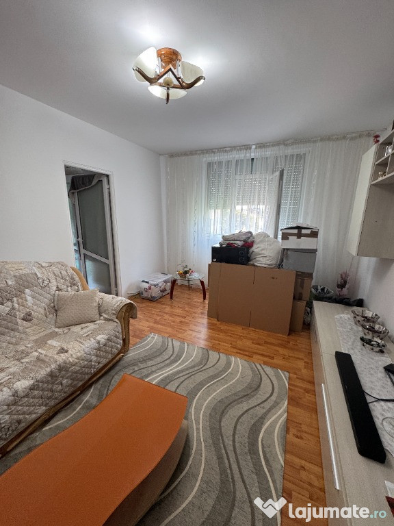 Vand apartament cu 2 camere zona buna