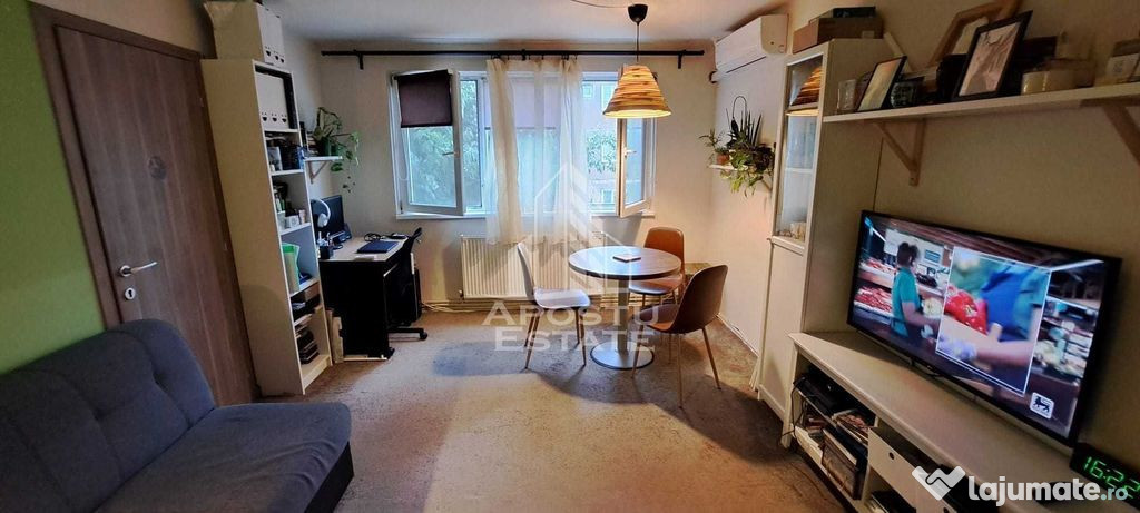 Apartament cu 3 camere, semidecomandat, etaj intermediar,...
