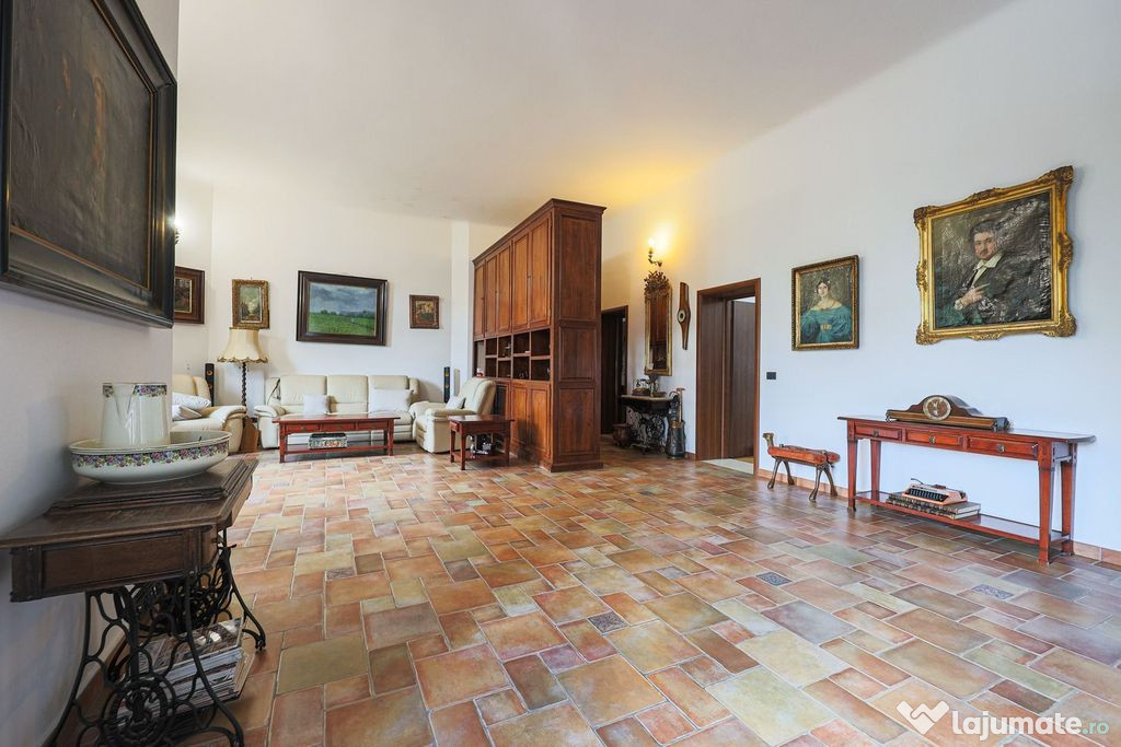 Apartament ultracentral cu 3 camere, 2 băi și curte pri...