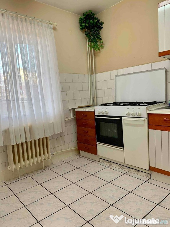Apartament cu 3 camere in zona Dacia