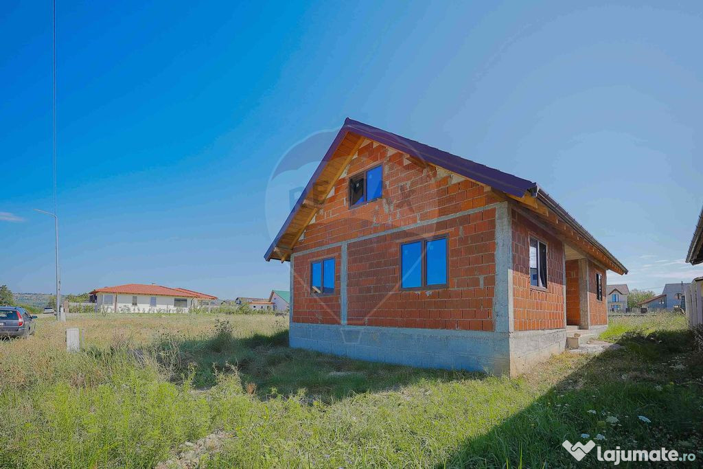 Casă de vânzare la roșu cu 5 camere, teren 537mp, în ...