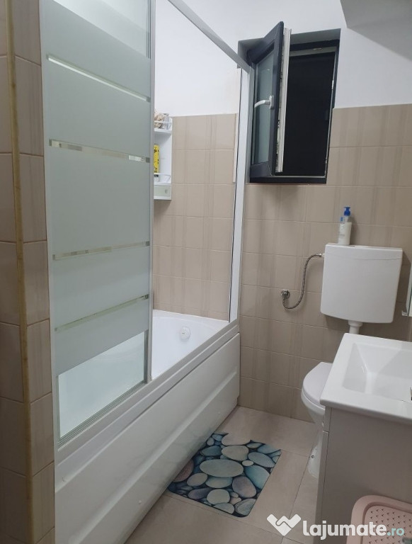 Cada baie cu baterie și dus, geamuri pliabile,