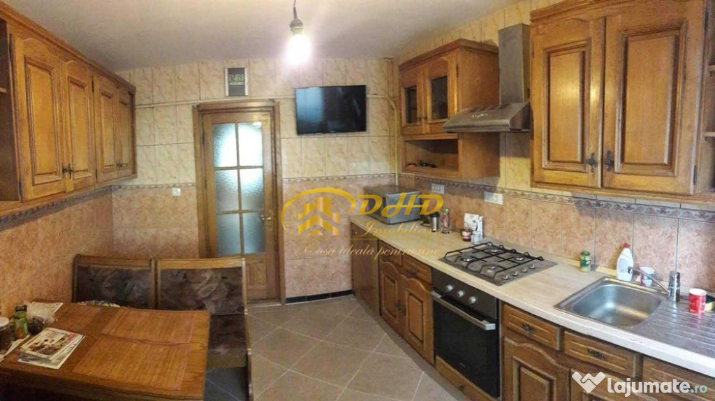 Apartament extrem de spatios cu 4 camere, Decomandat, Nicolina