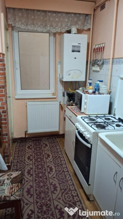 Vând apartament 3 camere decomandat etaj 1