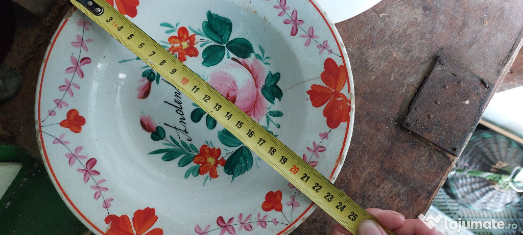 Vând farfurii vechi de peste o sută de ani
