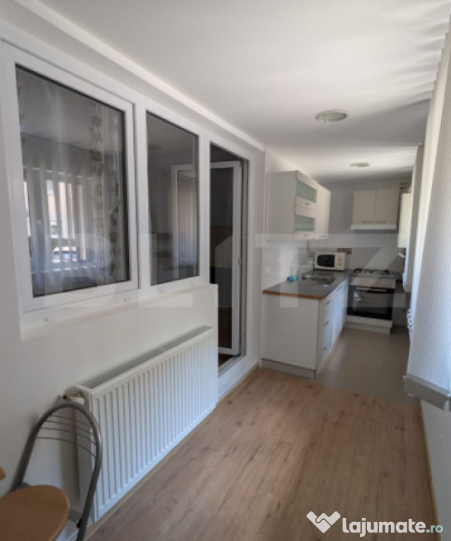 Apartament cu 3 camere, 64 mp, zona Colegiul National Consta