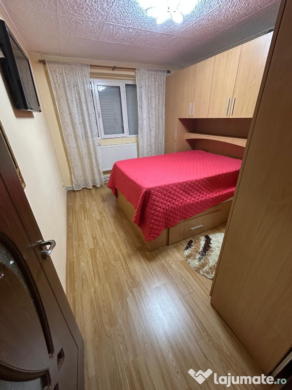 Vând apartament cu 4 camere