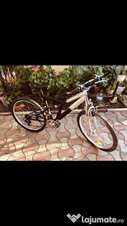 Vând bicicleta de culoare negru argintiu