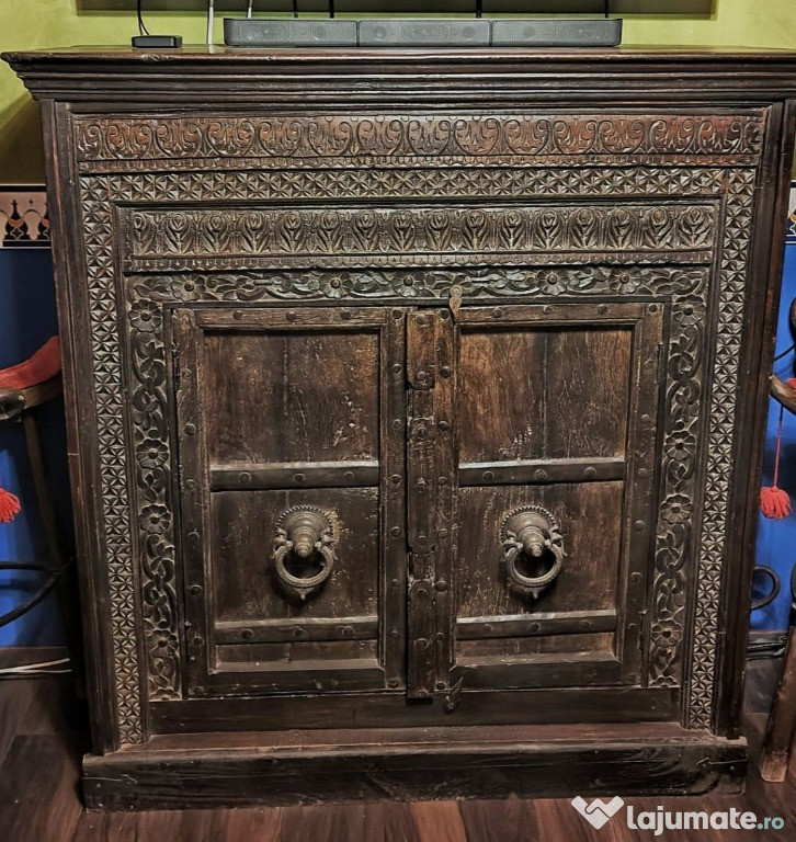 Deosebita comoda dulap sculptata manual