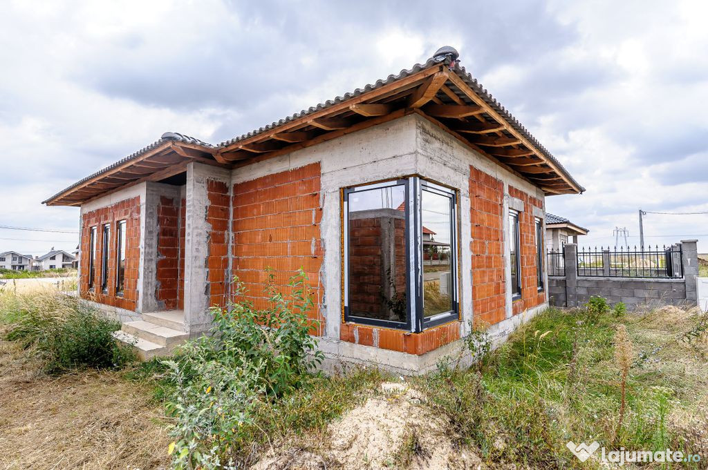 Casă nefinisata la sol in Fântânele, cartier nou Comsi...