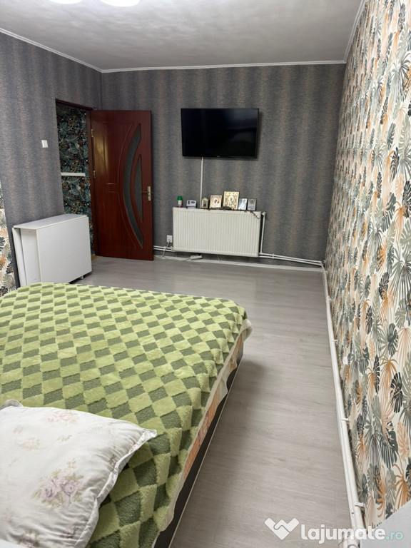 Vând apartament cu două camere decomandat