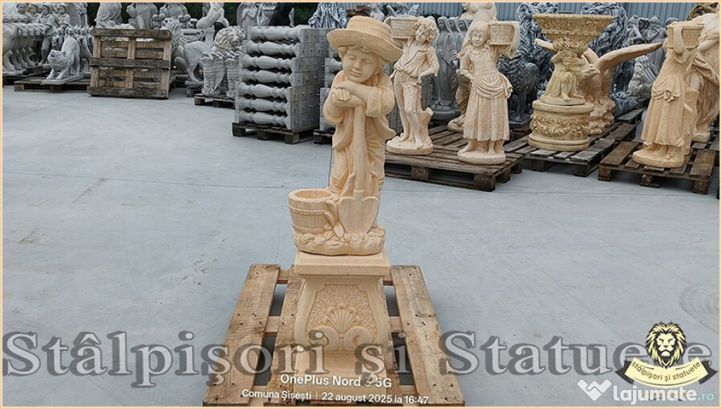 Set băiat cu hârleț pe soclu, galben patinat, model S60-S27.