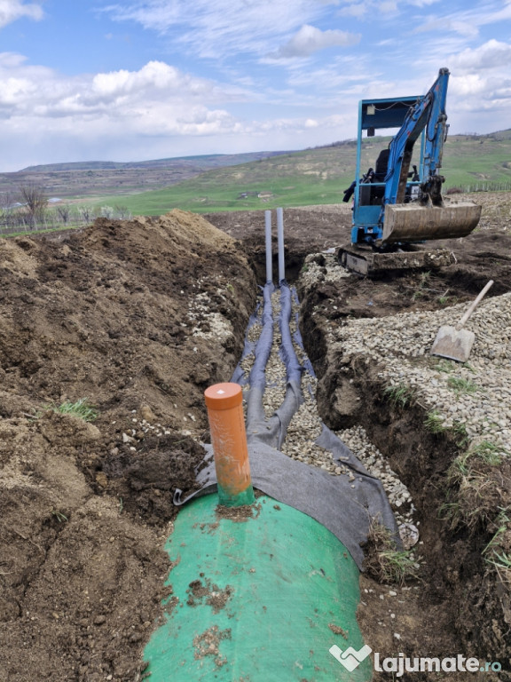 Închiriez miniexcavator cu picon