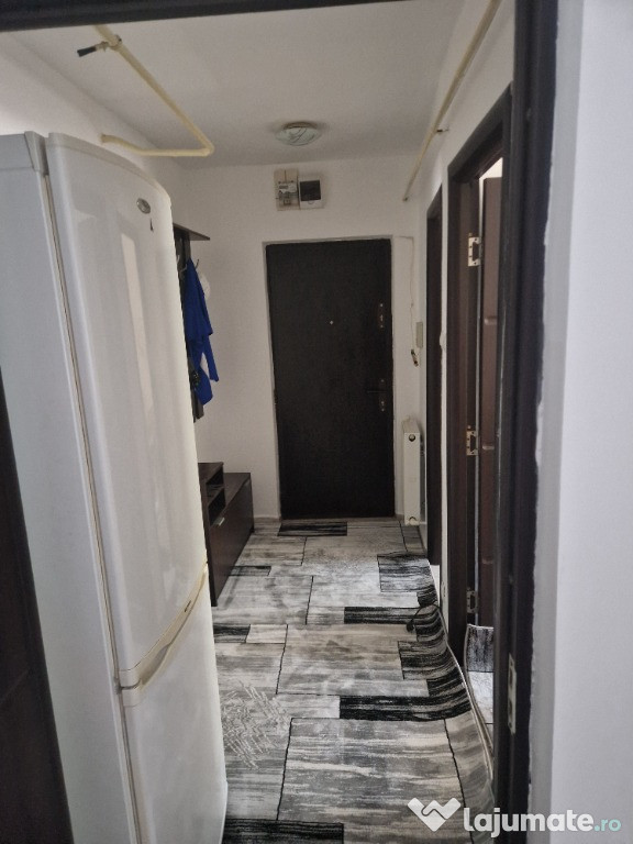 Persoană fizică închiriez apartament cu o cameră