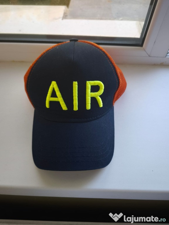 Vând șapca AIR, nouă, fără defecte, culoarea portocaliu