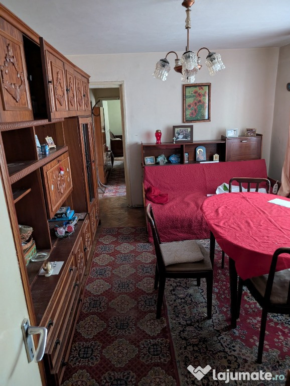 Apartament 3 camere, semidecomandat, zona restaurant Dacia