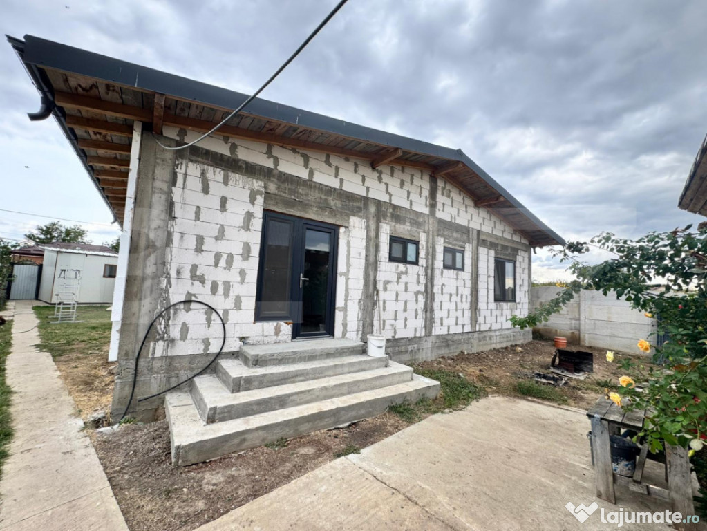 Casa 130 mp utili cu 800 mp Teren , Mischi plus service si
