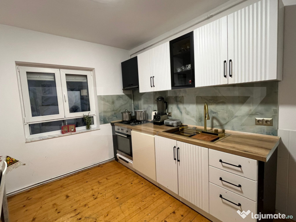 Casă de închiriat – 3 etaje, 300 mp foișor, balcon și