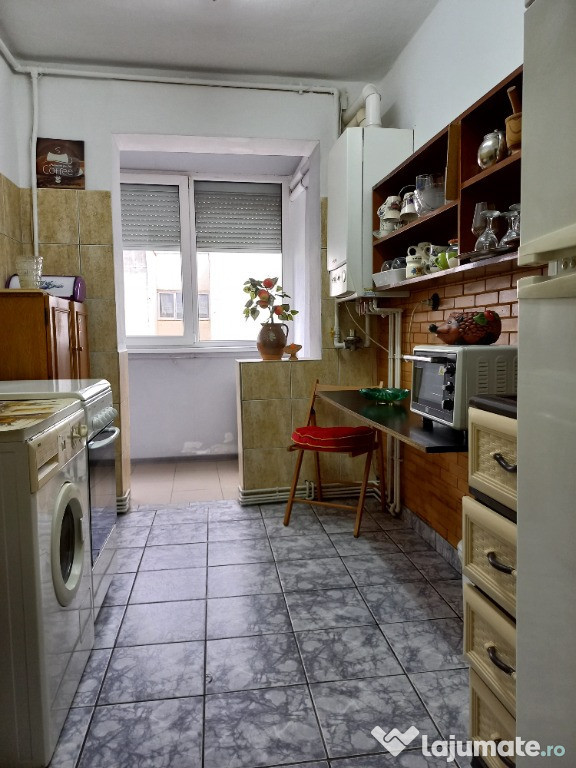 Vand Apartament doua camere decomandate 48 mp utili plus 7mp balcon