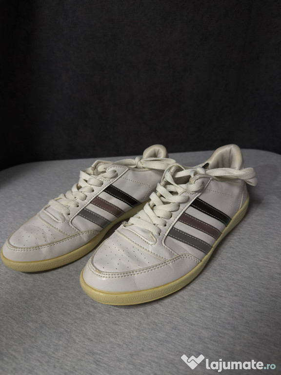 Vând teniși Adidas