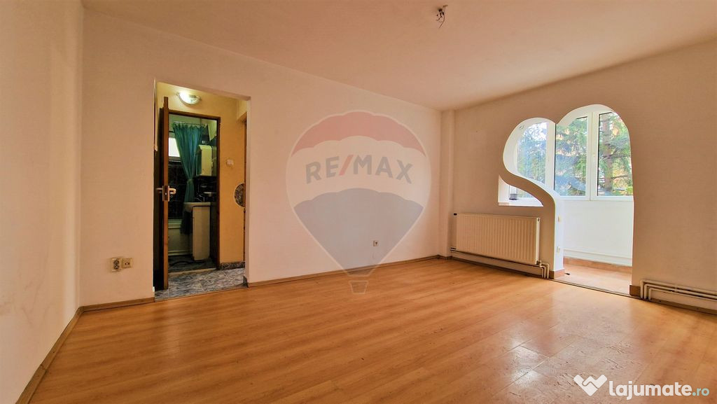 Apartament cu 3 camere de vânzare, zona Vlahuta