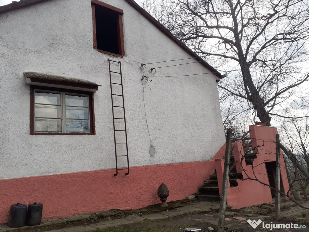 Casă de vânzare într-o zonă liniștită