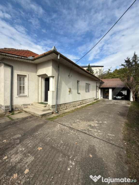 Casă cu Teren Generos într-o Zonă Premium – Ideală pen