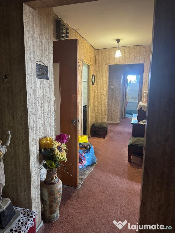Vând apartament 4 camere MegaMall 165.000euro neg