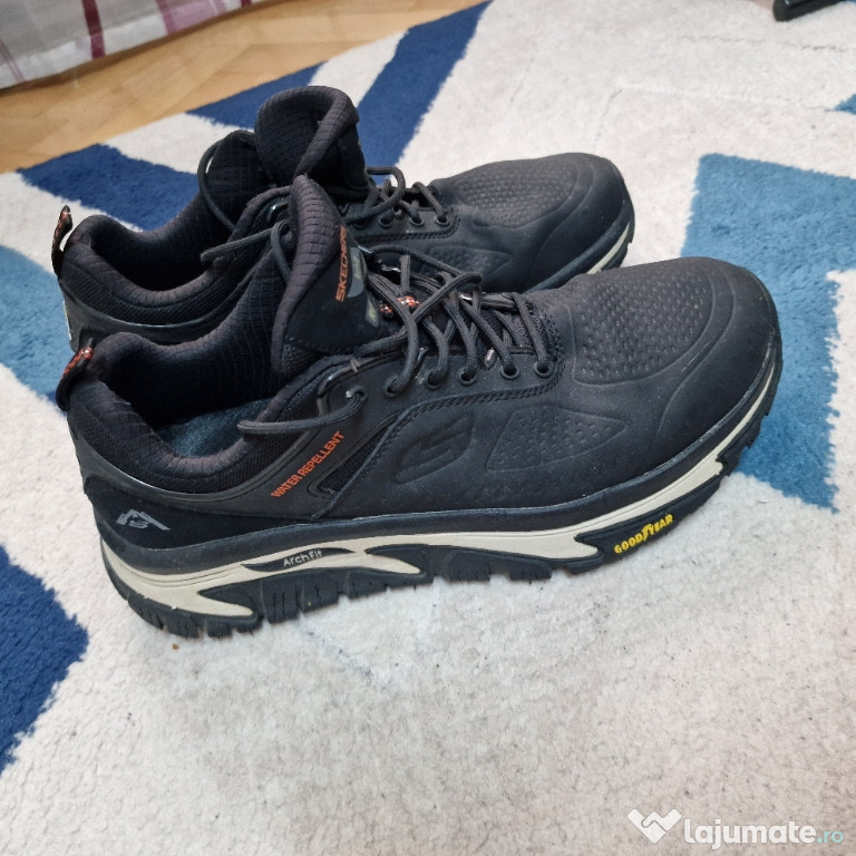 Vând Skechers marimea 42