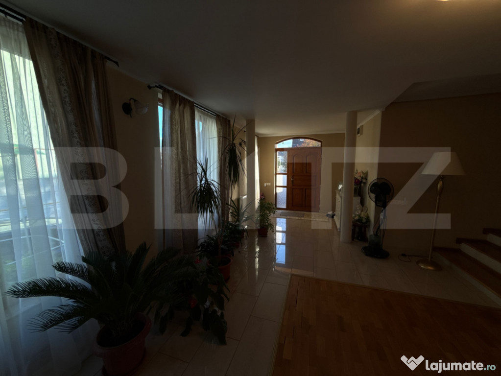 Casă spațioasă cu 2 corpuri , 300 mp– ideală pentru 2