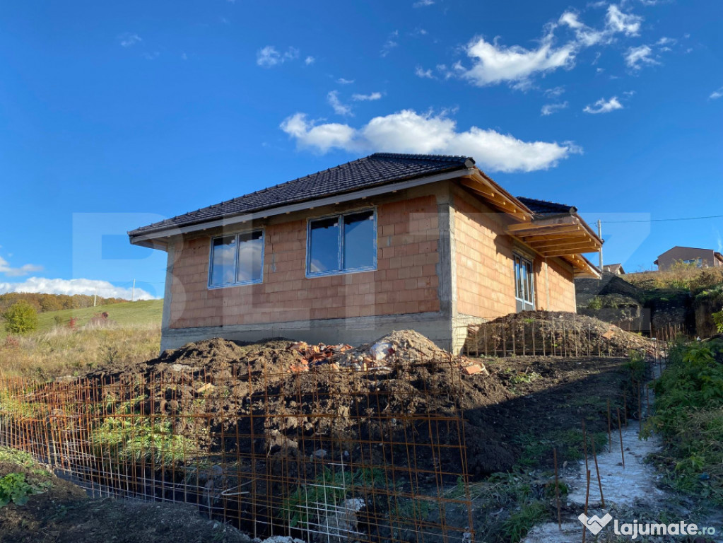 Casa moderna pe parter, semifinisata, teren 500 mp – Apahi