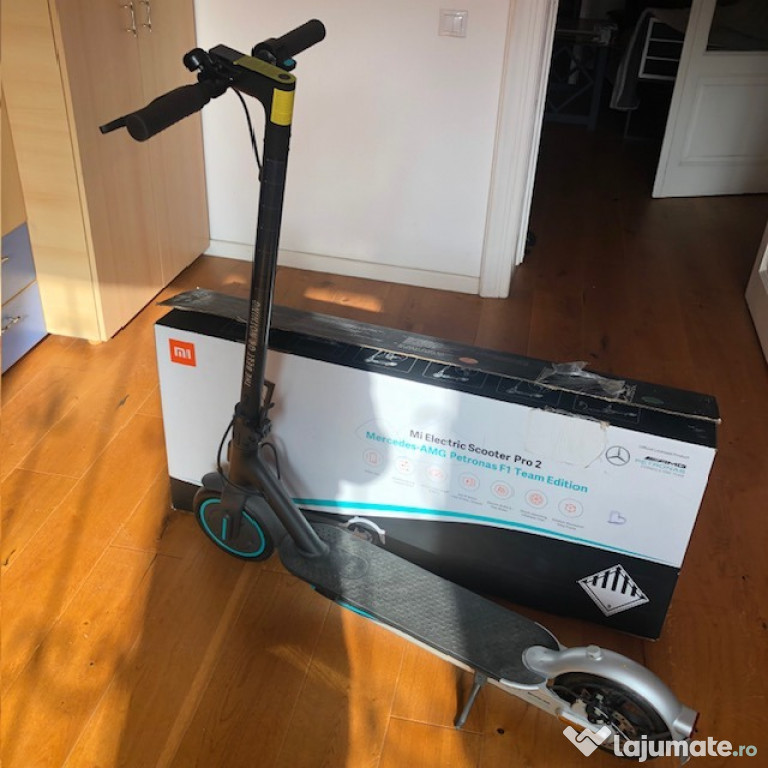 Vand Trotineta Mi Electronic AMG Petronas stare noua