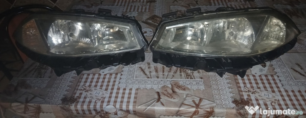 Vând două faruri de Renault Megane 2 an 2005