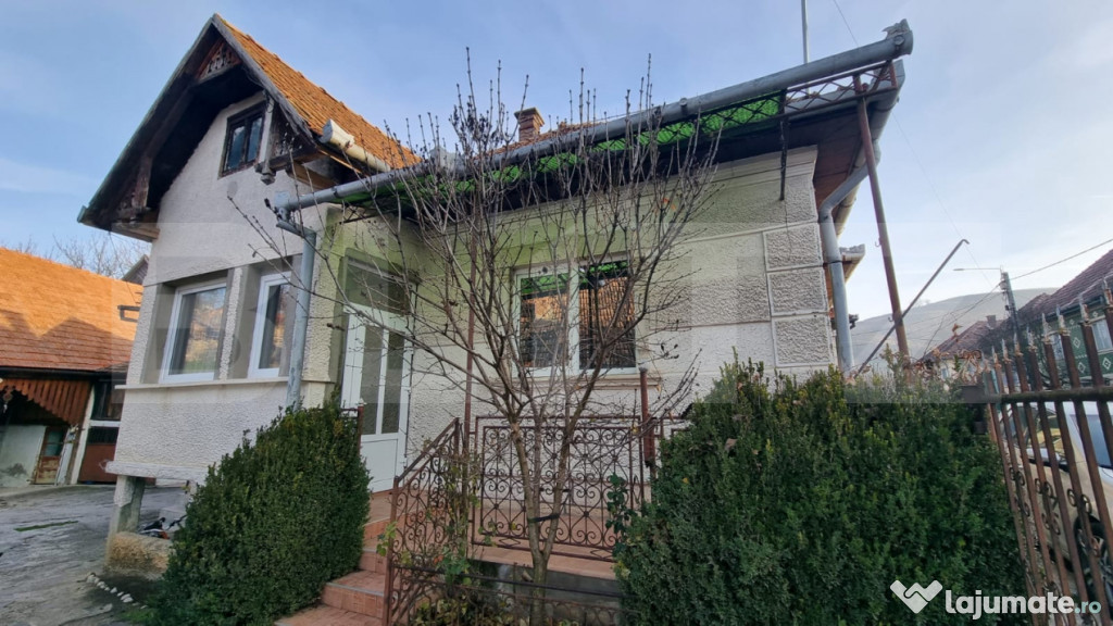 COMISION 0!Casa cu 2 apartamente, 210 mp, 1350 mp teren, in