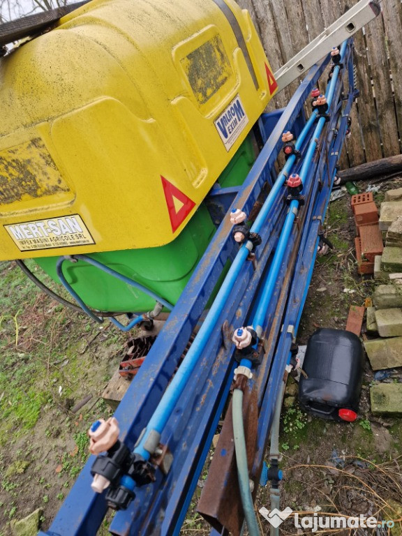 Masina erbicidat Mertsan