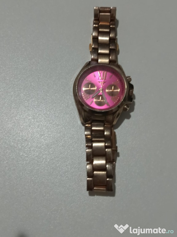 Vând un ceas de damă marca NY London, cu carcasă roz și afișaj analog