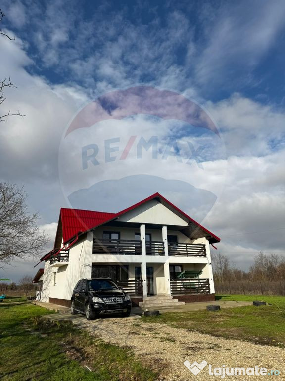Vilă cu 7 camere de vânzare+teren 2200 mp, Darza-Crevedia