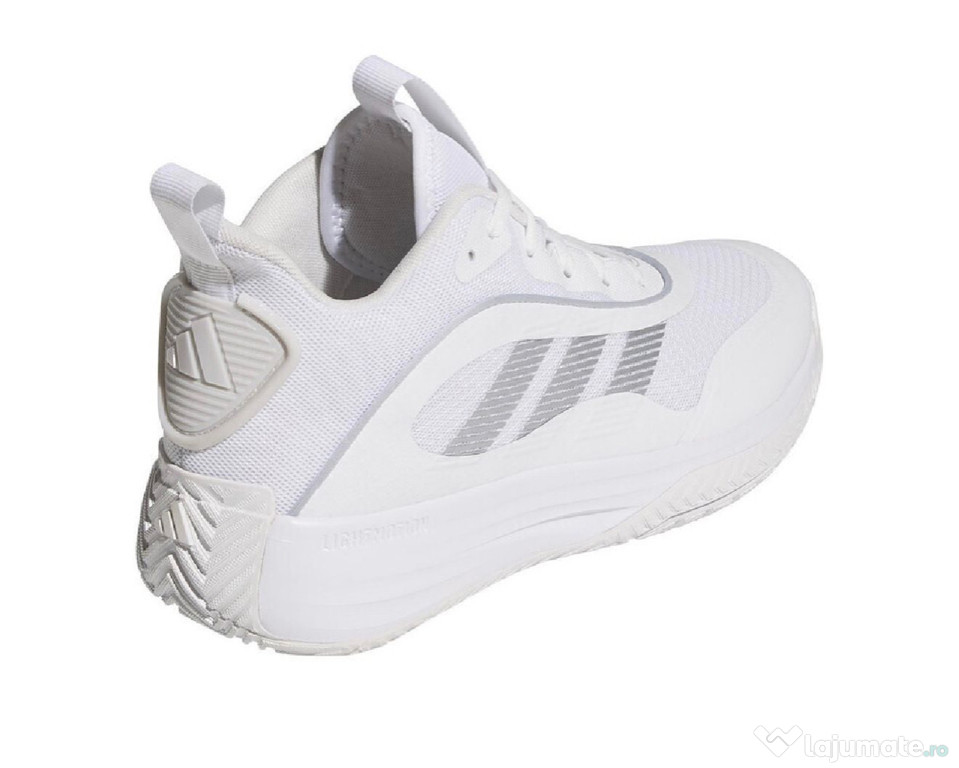 Adidasi noi cu eticheta