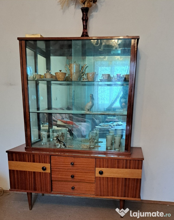 Vitrina / Dulap cu geamuri de sticla