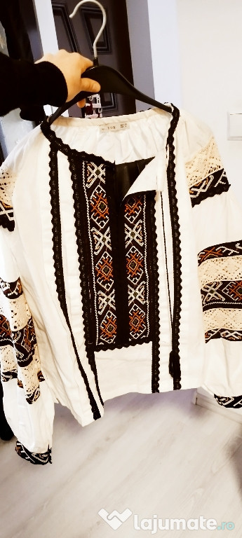 Vând Ie purtată o singură data, mărimea S.