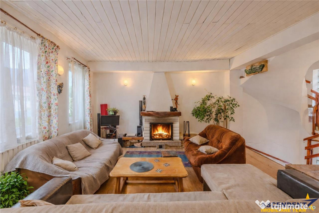 Locuinta cu caracter,doua niveluri,4 camere,terasa,garaj,cur