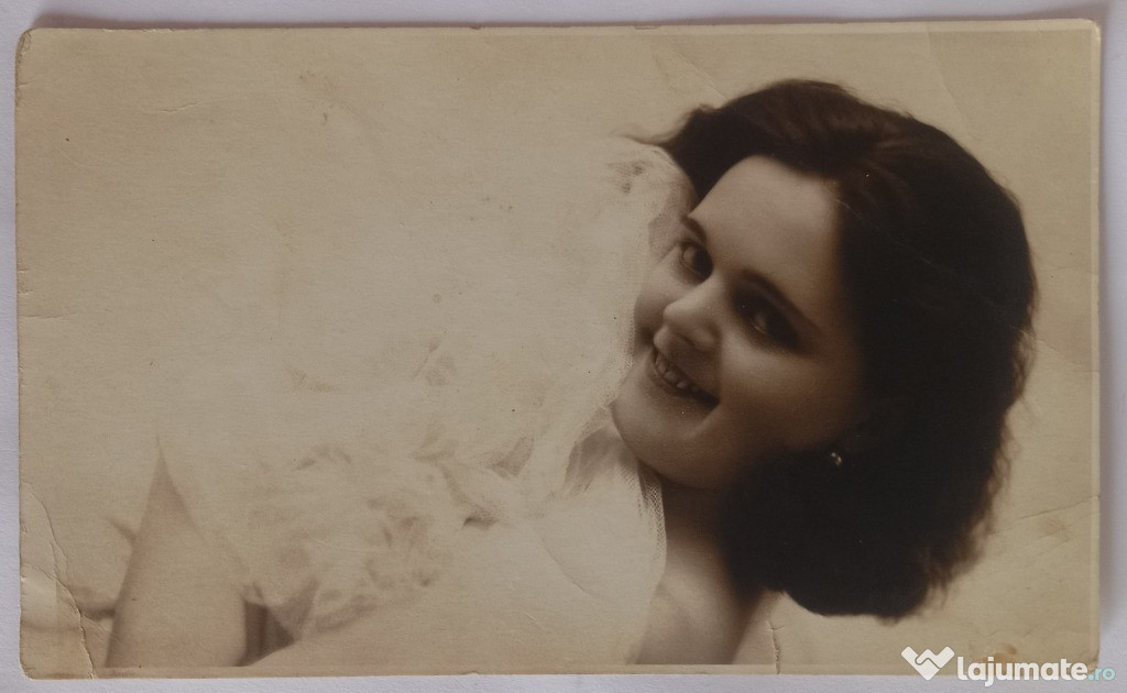 Portret vintage alb-negru, tip carte poștală, 1931, atelier clujean