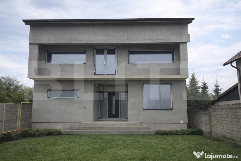 Casă cu arhitectură modernă