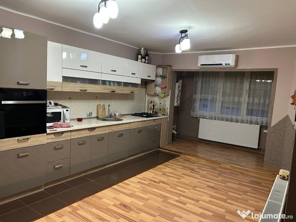 Apartament 2 camere decomandat zona Center Nemeș