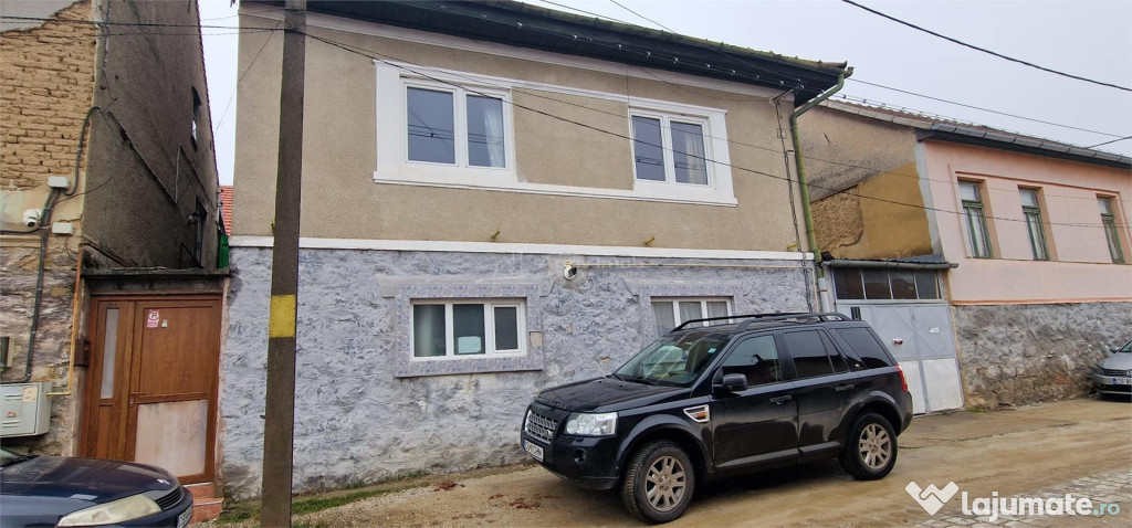 Resita Casa la Pret de Apartament,Parter, Etj 1 si Pod, Zona