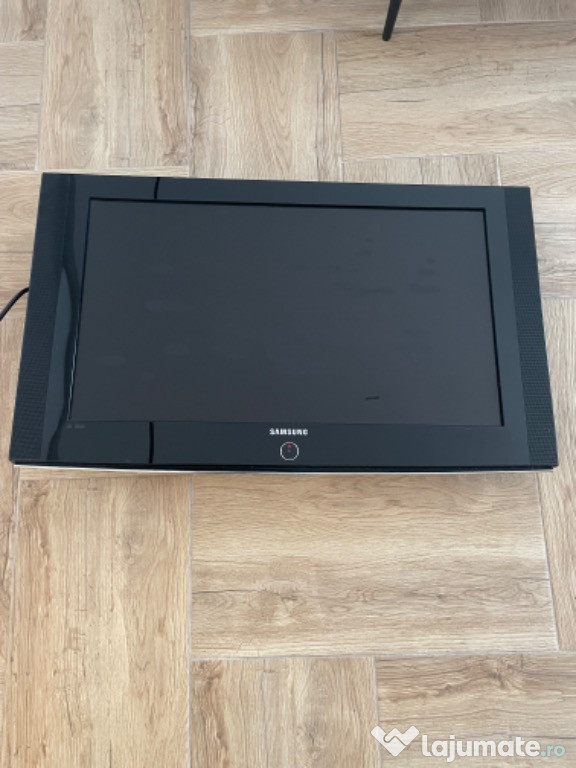 TV Samsung 82 cm cu zgârieturi