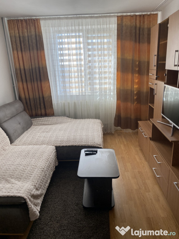Închirierez apartament cu 3 camere zona Luica-Zetari