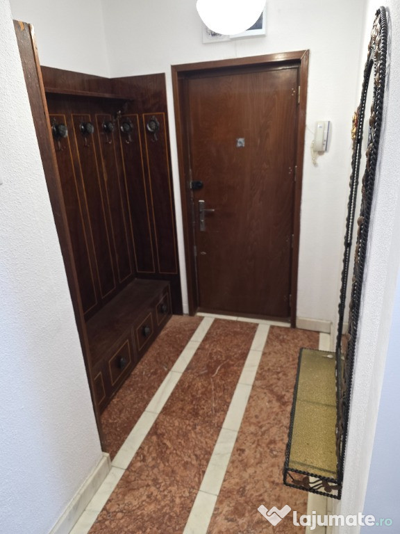 Inchiriez apartament 3 camere mobilat si utilat, central